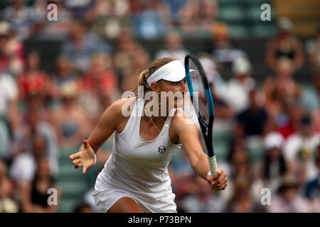 London, England - Juli 4., 2018. Wimbledon Tennis: Ekaterina Makarova in Russland während ihr Match gegen Nummer 2 Samen Caroline Wozniacki aus Dänemark in der zweiten Runde von Wimbledon. Quelle: Adam Stoltman/Alamy leben Nachrichten Stockfoto