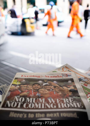 London, England. 4. Juli 2018. Die Schlagzeilen über WM-Erfolg der England Mannschaft sind überall auf die Londoner U-Bahn. © Tim Ring/Alamy leben Nachrichten Stockfoto