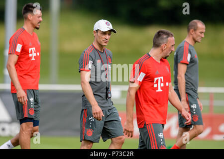 Deutschland, München. 04. Juli 2018. Fußball, Bundesliga: Training des FC Bayern München im Training Center auf Saebener Straße. Der Trainer des FC Bayern München Niko Kovac (2. von links) Spaziergänge zwischen Sandro Wagner (l) und Franck Ribery (2. von rechts). Credit: Matthias Balk/dpa - WICHTIGER HINWEIS: Aufgrund der Akkreditierung Anforderungen der Deutschen Fußball-Liga, die Veröffentlichung und Weiterverwendung im Internet und in online Medien während des Spiels sind auf insgesamt 15 Bildern pro Spiel beschränkt./dpa/Alamy leben Nachrichten Stockfoto