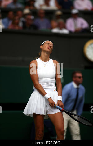 London, England - Juli 4., 2018. Wimbledon Tennis: Victoria Azarenka aus Weißrussland während ihres Gleichen gegen Karolina Pliskova auf dem Center Court in der zweiten Runde von Wimbledon. Pliskova gewann in zwei Sätzen. Quelle: Adam Stoltman/Alamy leben Nachrichten Stockfoto