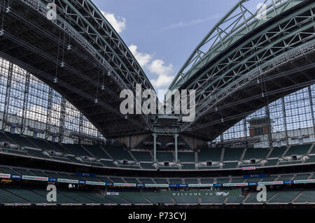 Milwaukee, WI, USA. 3. Juli 2018. Ein Bild von Miller Park aus dem rechten Feld zuschauertribünen vor der Major League Baseball Spiel zwischen den Milwaukee Brewers und die Minnesota Twins am Miller Park in Milwaukee, WI. John Fisher/CSM/Alamy leben Nachrichten Stockfoto