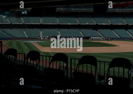 Milwaukee, WI, USA. 3. Juli 2018. Ein Bild des Feldes aus dem rechten Feld Zeile vor der Major League Baseball Spiel zwischen den Milwaukee Brewers und die Minnesota Twins am Miller Park in Milwaukee, WI. John Fisher/CSM/Alamy leben Nachrichten Stockfoto