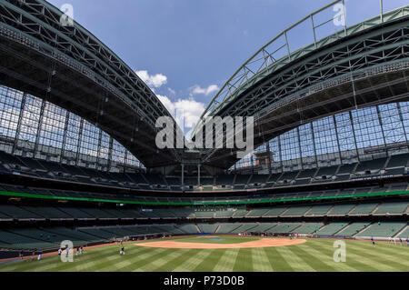 Milwaukee, WI, USA. 3. Juli 2018. Ein Bild von Miller Park aus dem rechten Feld zuschauertribünen vor der Major League Baseball Spiel zwischen den Milwaukee Brewers und die Minnesota Twins am Miller Park in Milwaukee, WI. John Fisher/CSM/Alamy leben Nachrichten Stockfoto