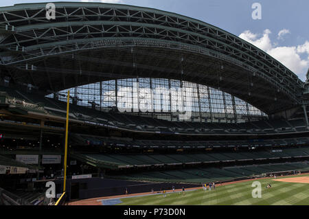 Milwaukee, WI, USA. 3. Juli 2018. Ein Bild der ersten Unterseite Seite am Miller Park vor der Major League Baseball Spiel zwischen den Milwaukee Brewers und die Minnesota Twins am Miller Park in Milwaukee, WI. John Fisher/CSM/Alamy leben Nachrichten Stockfoto