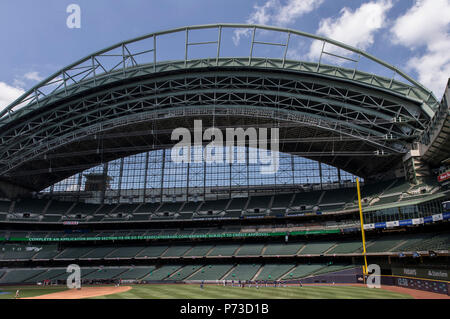 Milwaukee, WI, USA. 3. Juli 2018. Ein Bild von der Dritten base Seite von Miller Park vor der Major League Baseball Spiel zwischen den Milwaukee Brewers und die Minnesota Twins am Miller Park in Milwaukee, WI. John Fisher/CSM/Alamy leben Nachrichten Stockfoto