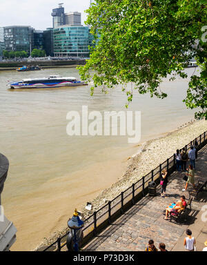 London, England. 4. Juli 2018. Touristen genießen den Fluss in der Nähe von London Tower Bridge auf einem anderen sehr heißer Tag. Die derzeitige Hitzewelle wird sich fortsetzen. © Tim Ring/Alamy leben Nachrichten Stockfoto