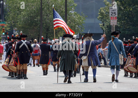 Philadelphia, PA, USA. 4. Juli 2018. Akteure in Revolutionären gekleidet - ära Kostüme März in der Independence Day Parade durch die Altstadt. Quelle: Michael Candelori/ZUMA Draht/Alamy leben Nachrichten Stockfoto