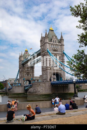 London, England. 4. Juli 2018. Touristen und Mitarbeiter im Büro genießen Sie zum Mittagessen in der Nähe von London Tower Bridge auf einem anderen sehr heißer Tag. Die derzeitige Hitzewelle wird sich fortsetzen. © Tim Ring/Alamy leben Nachrichten Stockfoto