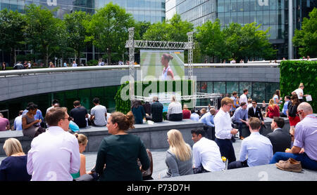 London, England. 4. Juli 2018. Touristen und Büroangestellte sehen Sie das Tennis in Wimbledon auf einem riesigen Bildschirm auf einem anderen sehr heißer Tag. Die derzeitige Hitzewelle wird sich fortsetzen. © Tim Ring/Alamy leben Nachrichten Stockfoto