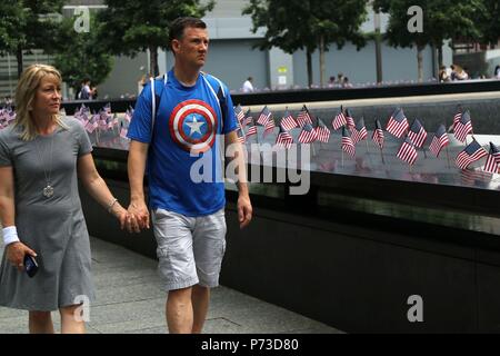 New York, NY, USA. 4. Jul, 2018. Der 4. Juli ist auch als Tag der Unabhängigkeit bekannt. Independence Day erinnert an die Unterzeichnung und Annahme der Erklärung der Unabhängigkeit am 4. Juli 1776, die die Kolonien die Unabhängigkeit gegeben hat. New Yorker und Besucher der Stadt strömten zu den 9/11-Memorial und der Wall Street in Lower Manhattan in der Feier der 242. Geburtstag am 4. Juli, 2018. © 2018 G. Ronald Lopez/DigiPixsAgain. us/Alamy leben Nachrichten Stockfoto