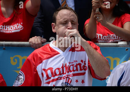 New York, US. 4. Juli 2018. Joey Chestnut konkurriert in den jährlichen Nathan's Hot Dog Essen Contest am 4. Juli 2018 in Brooklyn, New York. Credit: Erik Pendzich/Alamy leben Nachrichten Stockfoto