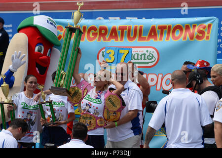 New York, US. 4. Juli 2018. Miki Sudo frisst 37 Hot Dogs zu den jährlichen Nathan's Hot Dog Essen Wettbewerb, der am 4. Juli 2018 in New York City zu gewinnen. Credit: Erik Pendzich/Alamy leben Nachrichten Stockfoto