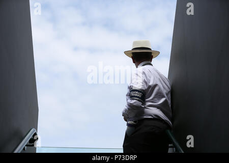 London, Großbritannien. 4. Juli 2018, All England Lawn Tennis und Croquet Club, London, England; die Wimbledon Tennis Championships, Tag 3; Gerichte steward Uhren die Aktion aus dem Treppenhaus Credit: Aktion Plus Sport Bilder/Alamy leben Nachrichten Stockfoto