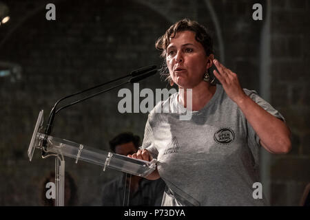 Mdep Ana Miranda (BNG) ist während der Pressekonferenz gesehen. Nach der Ankunft in Barcelona der Rettung Schiff mit offenen Armen, Oscar Camps, Führer der ProActiva offenen Armen durch den Bürgermeister von Barcelona, Ada Colau und mehrere Abgeordnete des Europäischen Parlaments begleitet, nahmen an der Presse in einer Pressekonferenz. Stockfoto