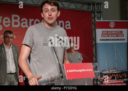 Die mdep Javi López (PSC-PSOE) ist während der Pressekonferenz gesehen. Nach der Ankunft in Barcelona der Rettung Schiff mit offenen Armen, Oscar Camps, Führer der ProActiva offenen Armen durch den Bürgermeister von Barcelona, Ada Colau und mehrere Abgeordnete des Europäischen Parlaments begleitet, nahmen an der Presse in einer Pressekonferenz. Stockfoto