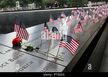 New York City, New York, USA. 4. Juli 2018. New Yorker und Besucher der Stadt strömten zu den 9/11-Memorial und der Wall Street in Lower Manhattan in der Feier der 242Nd Tag der Unabhängigkeit zu feiern. Independence Day erinnert an die Unterzeichnung und Annahme der Erklärung der Unabhängigkeit am 4. Juli 1776, die die Kolonien die Unabhängigkeit gegeben hat. Credit: G. Ronald Lopez/ZUMA Draht/Alamy leben Nachrichten Stockfoto