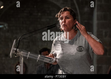 Barcelona, Katalonien, Spanien. 4. Juli 2018. Mdep Ana Miranda (BNG) ist während der Pressekonferenz gesehen. Nach der Ankunft in Barcelona der Rettung Schiff mit offenen Armen, des Auto Camps, Führer der ProActiva offenen Armen durch den Bürgermeister von Barcelona, Ada Colau und mehrere Abgeordnete des Europäischen Parlaments begleitet, nahmen an der Presse in einer Pressekonferenz. Credit: Paco Freire/SOPA Images/ZUMA Draht/Alamy leben Nachrichten Stockfoto