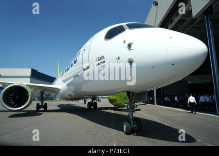 Mirabel, Kanada, 4. Juli 2018. Eine Bombardier CS 300 Passenger Jet außerhalb von Bombardier Werk sitzen. Kredit; Mario Beauregard/Alamy leben Nachrichten Stockfoto