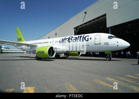 Mirabel, Kanada, 4. Juli 2018. Eine Bombardier CS 300 Passenger Jet außerhalb von Bombardier Werk sitzen. Kredit; Mario Beauregard/Alamy leben Nachrichten Stockfoto