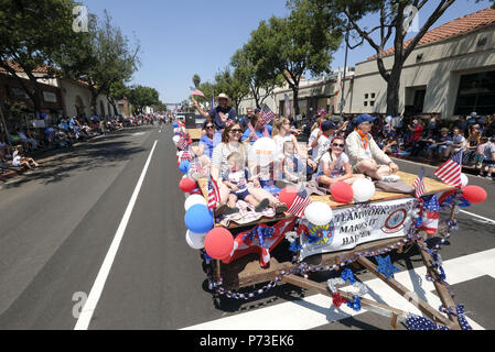 Los Angeles, Kalifornien, USA. 4. Juli 2018. Teilnehmer März während der 4. Juli Parade in South Pasadena, Kalifornien am 4. Juli 2018. Credit: Ringo Chiu/ZUMA Draht/Alamy leben Nachrichten Stockfoto