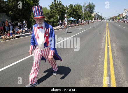 Los Angeles, Kalifornien, USA. 4. Juli 2018. Teilnehmer März während der 4. Juli Parade in South Pasadena, Kalifornien am 4. Juli 2018. Credit: Ringo Chiu/ZUMA Draht/Alamy leben Nachrichten Stockfoto