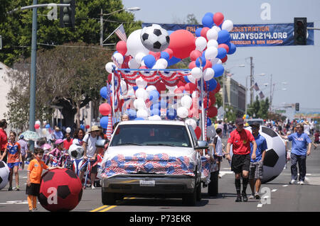 Los Angeles, Kalifornien, USA. 4. Juli 2018. Teilnehmer März während der 4. Juli Parade in South Pasadena, Kalifornien am 4. Juli 2018. Credit: Ringo Chiu/ZUMA Draht/Alamy leben Nachrichten Stockfoto