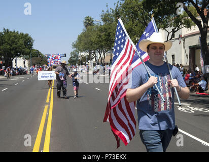 Los Angeles, Kalifornien, USA. 4. Juli 2018. Teilnehmer März während der 4. Juli Parade in South Pasadena, Kalifornien am 4. Juli 2018. Credit: Ringo Chiu/ZUMA Draht/Alamy leben Nachrichten Stockfoto