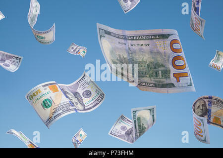 Geld Falling Down in einem blauen Himmel. Stockfoto