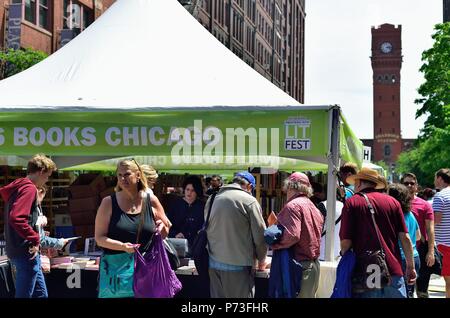 Chicago, Illinois, USA. Die Menschen mischen sich zwischen den Ständen an der jährlichen Drucker Reihe beleuchtet Fest (ehemals Drucker Reihe Book Fair). Stockfoto