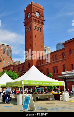 Chicago, Illinois, USA. Hoch über einige Buchhändler ausgeht und die Drucker der Reihe beleuchtet Fest ist der ehrwürdigen Wahrzeichen 48th Street Station Tower. Stockfoto