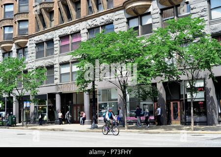 Chicago, Illinois, USA. Eine einzige Radfahrer radeln gegen Verkehr auf 48th Street. Stockfoto