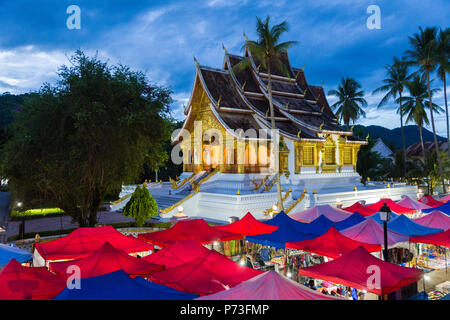 LUANG PRABANG, LAOS - 28 Juni 2018 - Royal Palace in Luang Prabang, Laos steht schön Gegen späten Abend blauer Himmel und Nachtmarkt am 28. Juni, Stockfoto