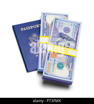 USA Reisepass mit Stapeln von Cash isoliert auf einem weißen Hintergrund. Stockfoto