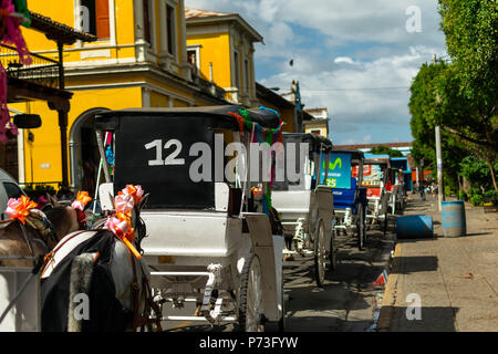 Granada, Nicaragua. Februar 7, 2018. Eine Linie der pferdegespanne vor dem Central Park in Granada, Nicaragua Stockfoto