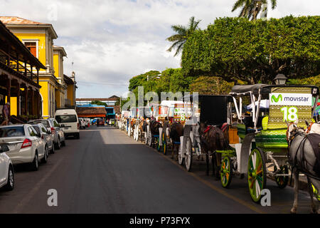 Granada, Nicaragua. Februar 7, 2018. Eine Linie der pferdegespanne vor dem Central Park in Granada, Nicaragua Stockfoto