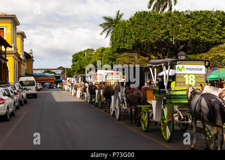 Granada, Nicaragua. Februar 7, 2018. Eine Linie der pferdegespanne vor dem Central Park in Granada, Nicaragua Stockfoto