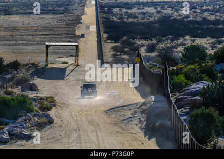 US Border Patrol Fahrzeug neben Stahl' Landung mat' Zaun in der Nähe von Kalifornien Jacumba, Blick nach Osten, beachten Sie Schatten Struktur auf der linken Seite das US CBP Fahrzeug gebaut. Stockfoto