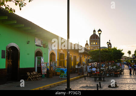 Granada, Nicaragua. Februar 7, 2018. Eine Reihe von Restaurants, Reiseleiter und Animateure hinter der Kathedrale von Granada, einem typischen Tourismus Hotspot Stockfoto