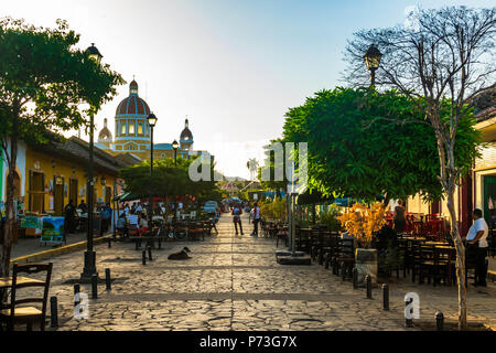 Granada, Nicaragua. Februar 7, 2018. Eine Reihe von Restaurants, Reiseleiter und Animateure hinter der Kathedrale von Granada, einem typischen Tourismus Hotspot Stockfoto