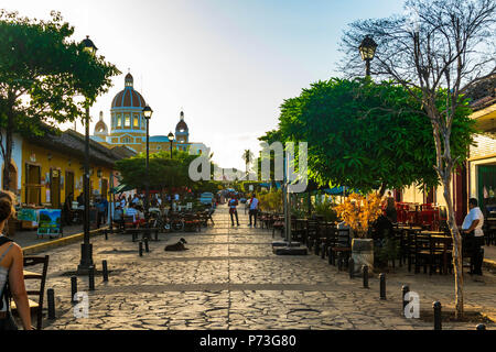 Granada, Nicaragua. Februar 7, 2018. Eine Reihe von Restaurants, Reiseleiter und Animateure hinter der Kathedrale von Granada, einem typischen Tourismus Hotspot Stockfoto