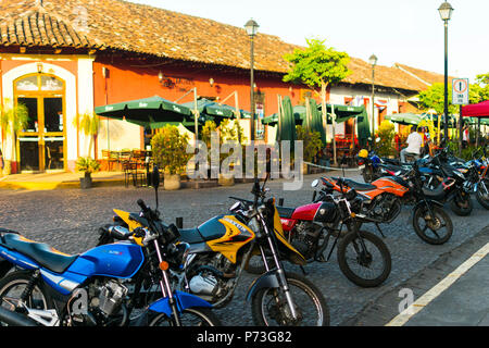 Granada, Nicaragua. Februar 7, 2018. Eine Linie von Motorrädern, die in der Nähe der zentralen Plaza von Granada, Nicaragua geparkt Stockfoto