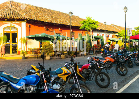 Granada, Nicaragua. Februar 7, 2018. Eine Linie von Motorrädern, die in der Nähe der zentralen Plaza von Granada, Nicaragua geparkt Stockfoto