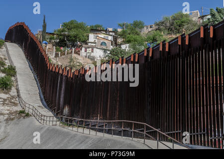 United States Grenzzaun, von US-Seite, Nogales Mexiko gesehen., Blick nach Osten aus in der Nähe von port der Eintrag in der Innenstadt von Nogales AZ, 12. April 2018 Stockfoto