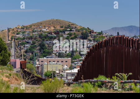 United States Grenzzaun, personensperre, nach Osten, von US-Seite, in Nogales Sonora Mexiko am Hang. April 12, 2018 Stockfoto