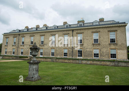 Essen und Trinken Festival Althorp Northamptonshire Haus Gebäude alten Stil Spencer Haus Wand Stein Gras Brunnen Sockel Statue Fenster alt Stockfoto