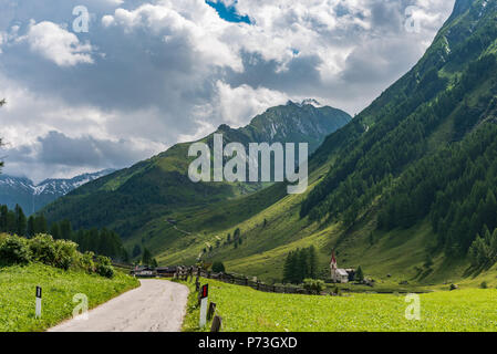 Schloss von Taufers und Val Aurina Stockfoto