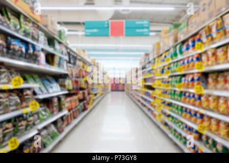 Abstrakte verschwommene Supermarkt Gang mit bunten Regale und unkenntlich Kunden als Hintergrund Stockfoto