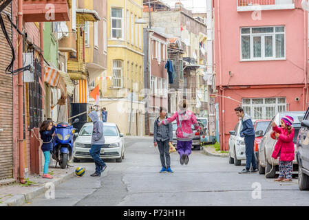 Nicht identifizierte Kinder spielen verschiedene Spiele zusammen an der Straße in Istanbul, Türkei, 09. April 2017 Stockfoto