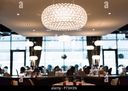 Hell beleuchtete runde Deckenleuchten im Restaurant mit unscharfen Hintergrund Stockfoto