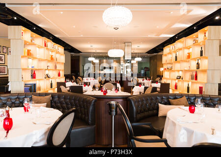 Hell leuchtende, weiße, braune und rote Restaurant Innenraum Stockfoto